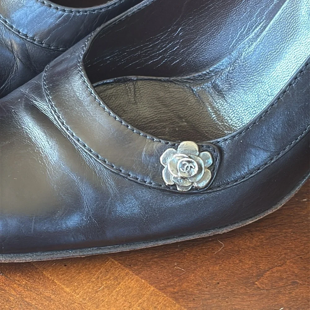 Chanel Black Leather Heels Rounded Toe w/ Floral Metal Logo Accent Made in Italy